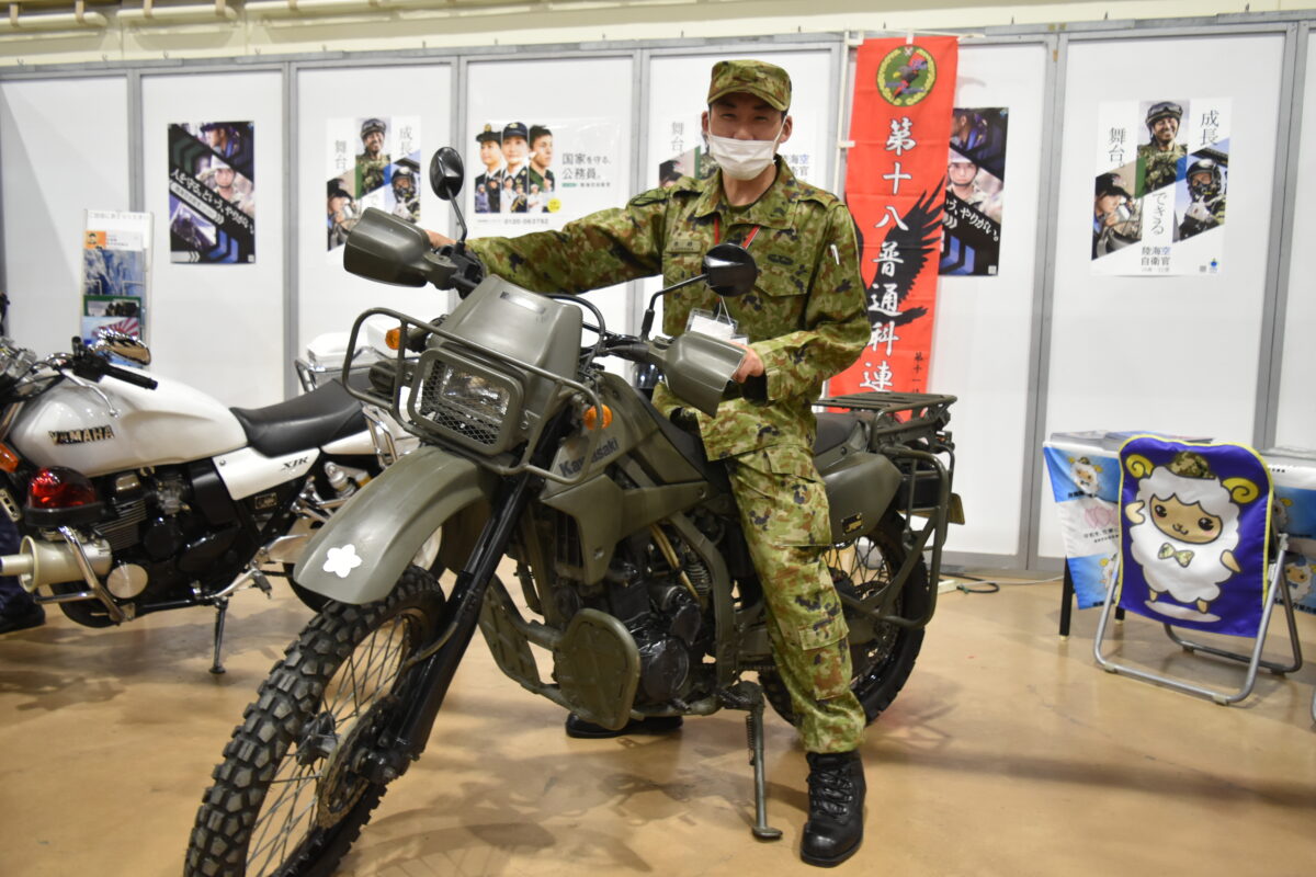 陸上自衛隊で大活躍！　カワサキKLX250 ベースの『偵察用オートバイ』を徹底解剖