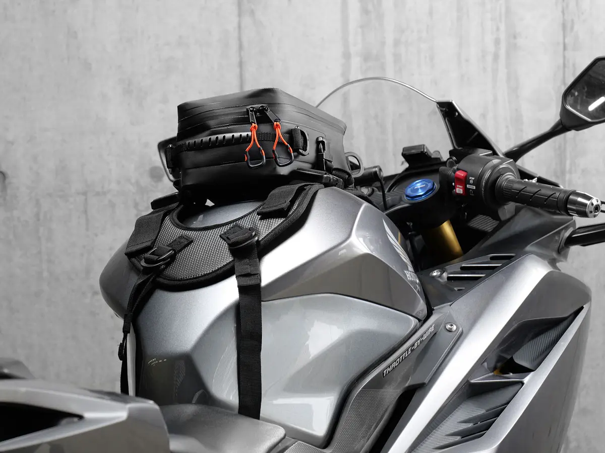 本体とベースが分割して便利！ドッペルギャンガーの固定式タンクバッグ