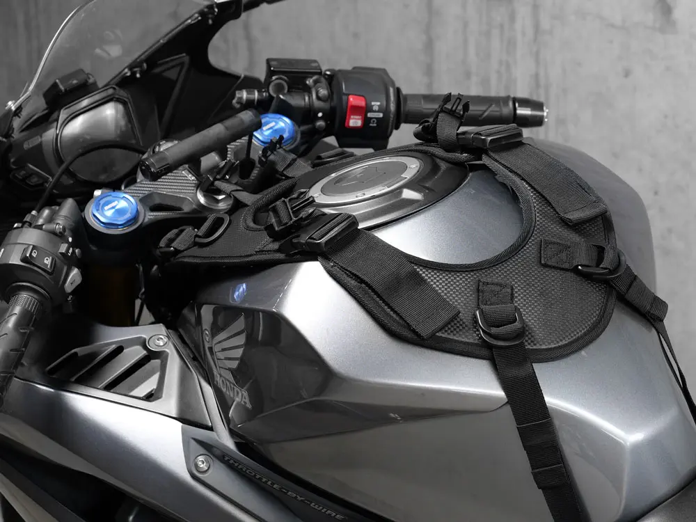 本体とベースが分割して便利！ドッペルギャンガーの固定式タンクバッグ