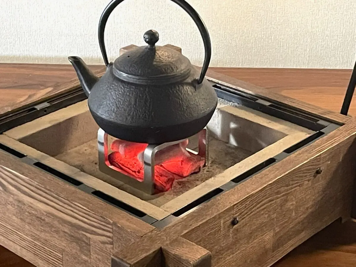 ストーブ Chirori 和風情を感じるキャンプが楽しめる 運べる囲炉裏「CHIRORI」発売