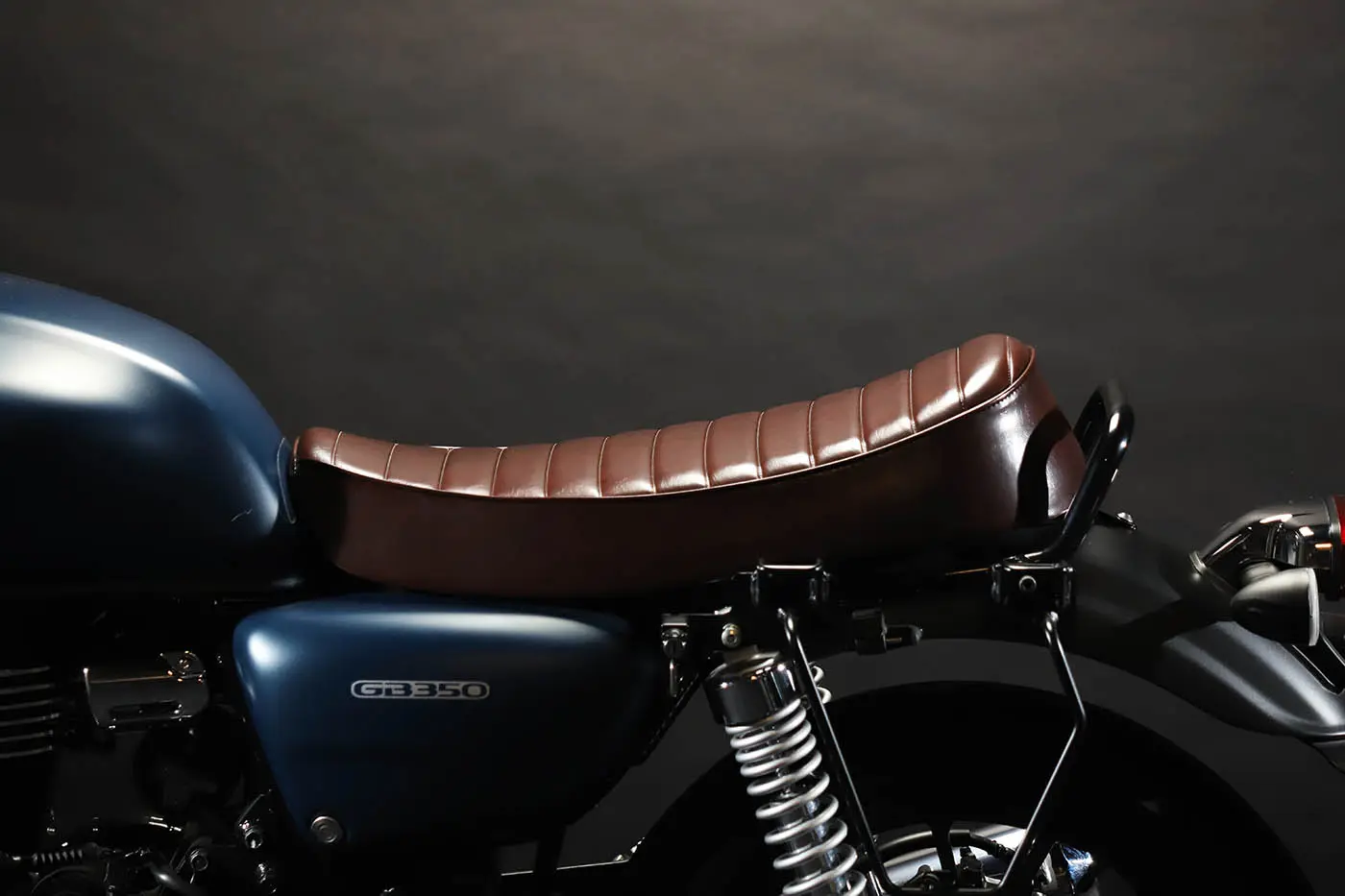 GB350のクラシカルさをよりアップ！GOODSEATシリーズにブラウン登場