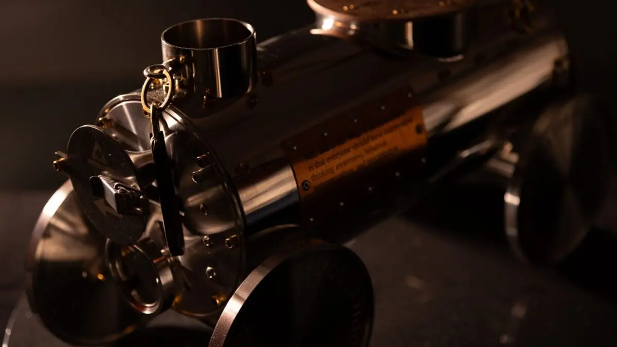 レトロなデザインに釘付け 蒸気機関車風薪ストーブが登場