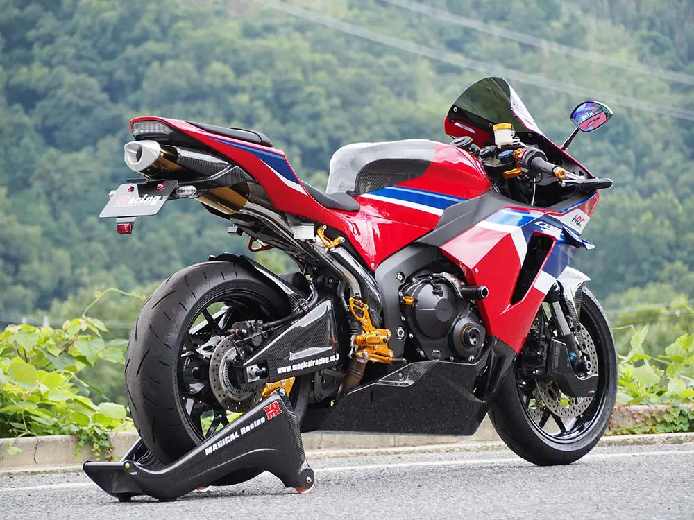 カーボンでバイクを軽量＆ドレスアップ CBR600RR対応パーツが続々登場