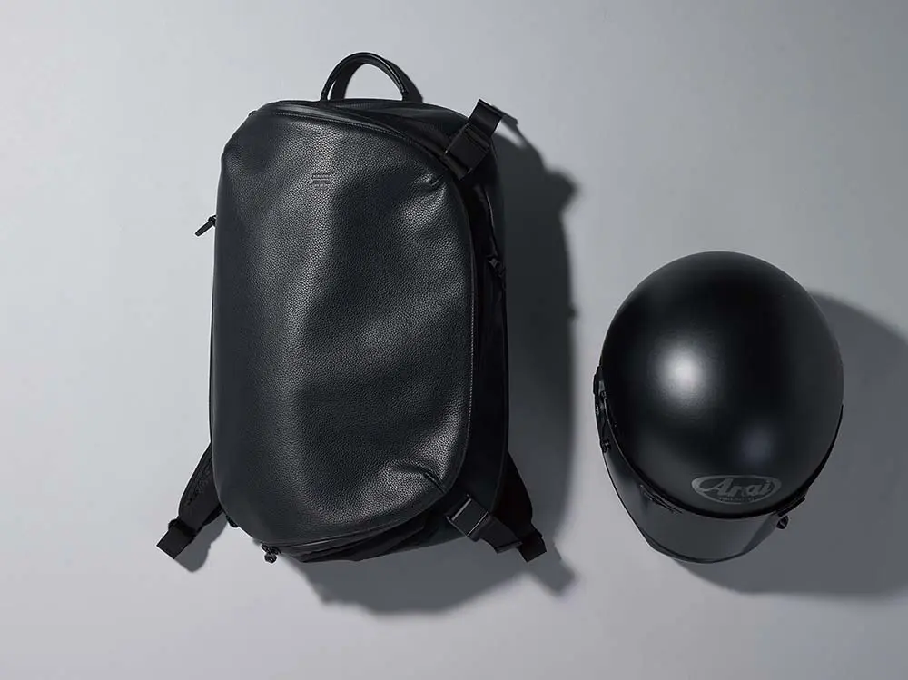 ヘルメットもすっぽり入る！高機能な防水バックパックがカドヤ