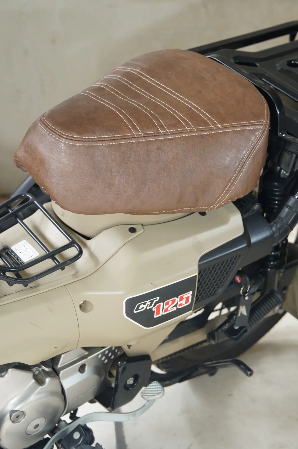 カブ系の黒いシートを簡単にチェンジ！ スタイリッシュから無骨な