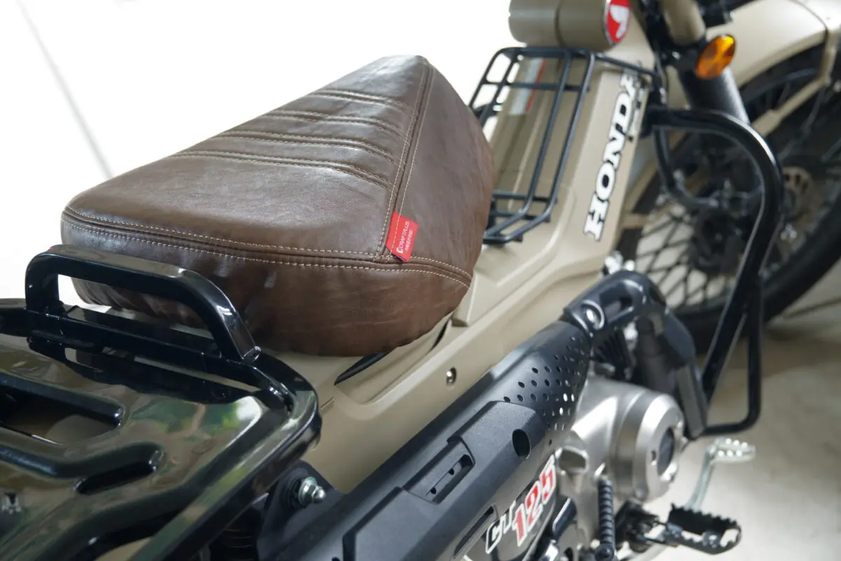 カブ系の黒いシートを簡単にチェンジ！ スタイリッシュから無骨