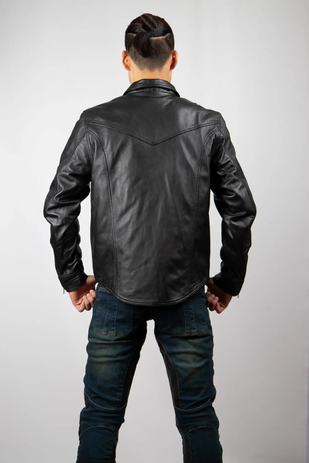 ツーリングも日常もクールにキマる！デグナーのレザーシャツが復活