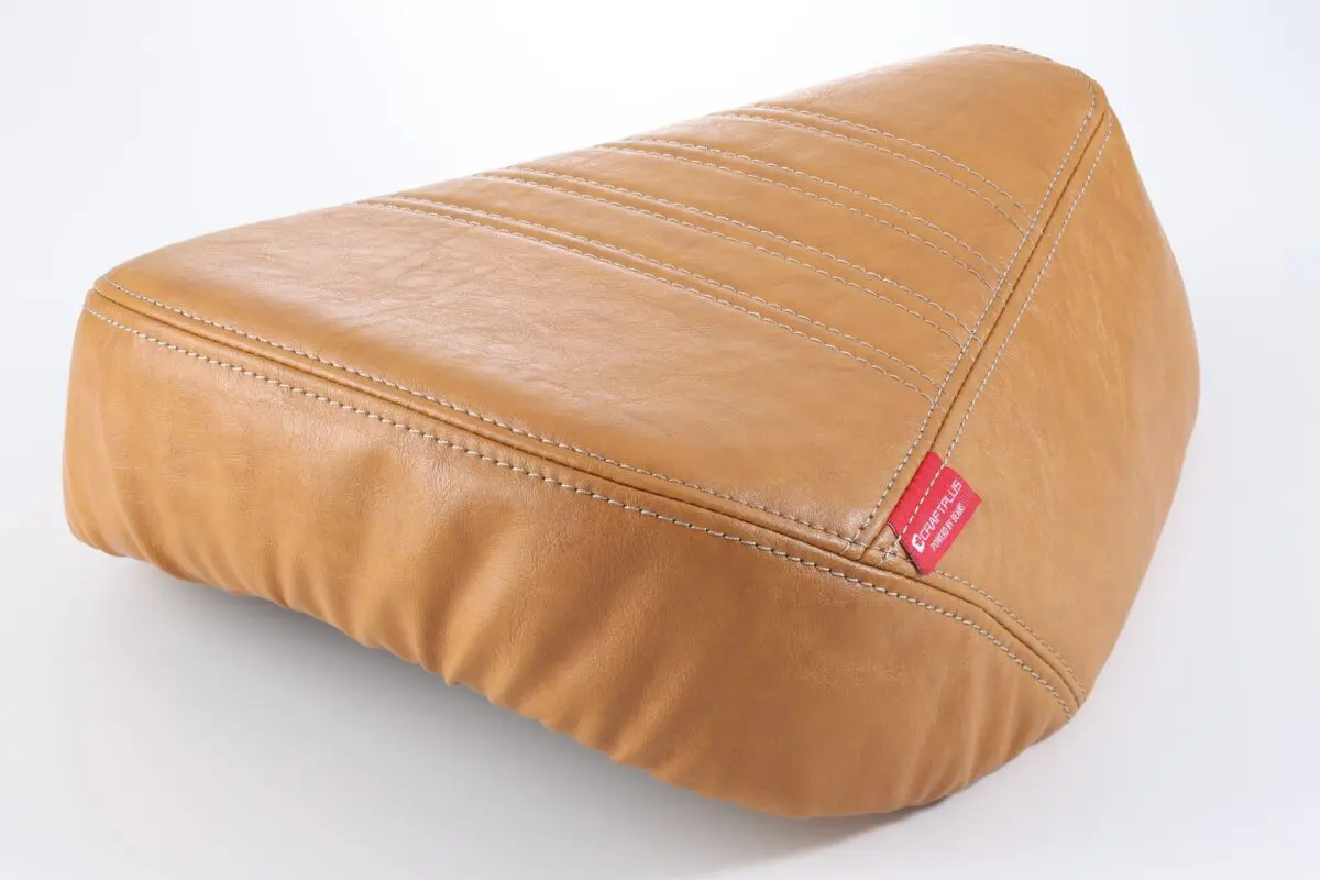 カブ系の黒いシートを簡単にチェンジ！ スタイリッシュから無骨な