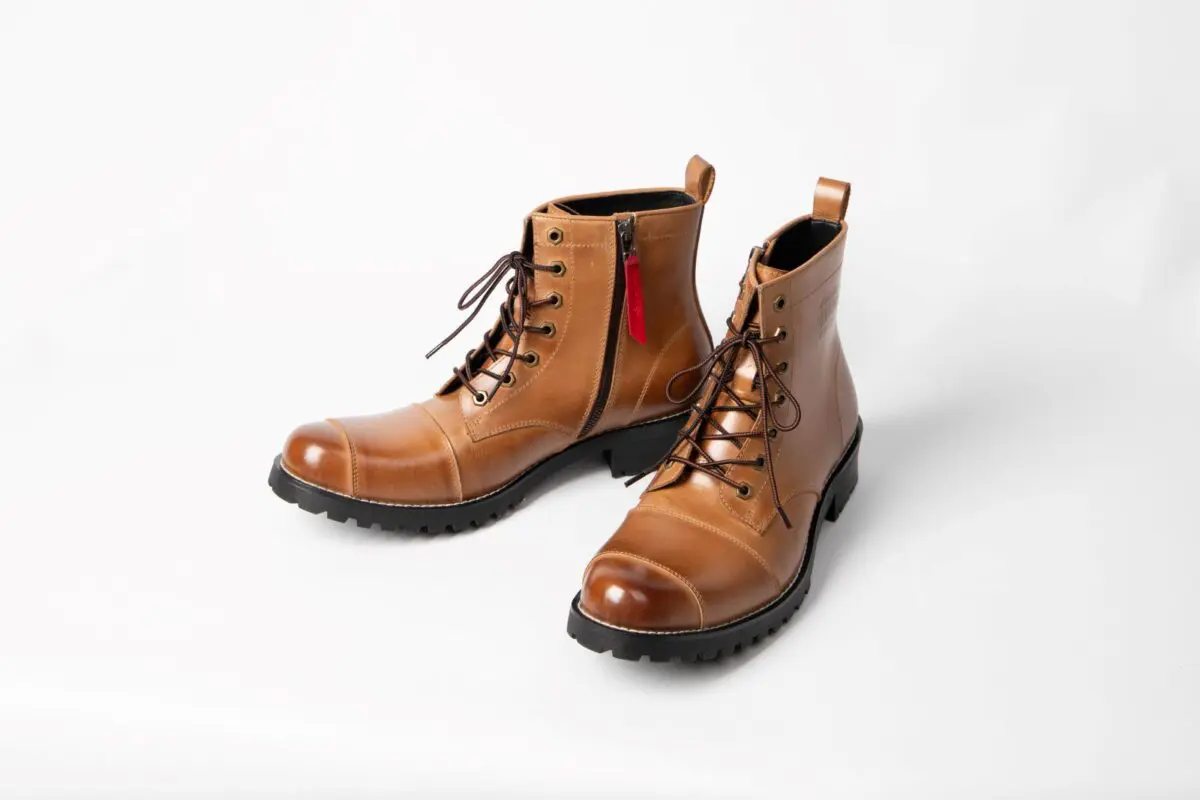 シーンを選ばず使える！デグナーが「バイカーズブーツ」をリニューアル