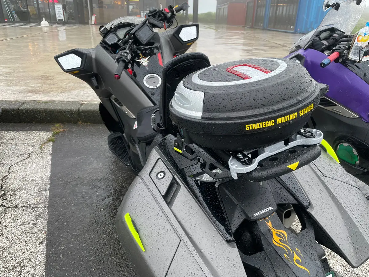 地を這う戦闘機のようなバイク! 未来的デザインが目を引く NM4-02