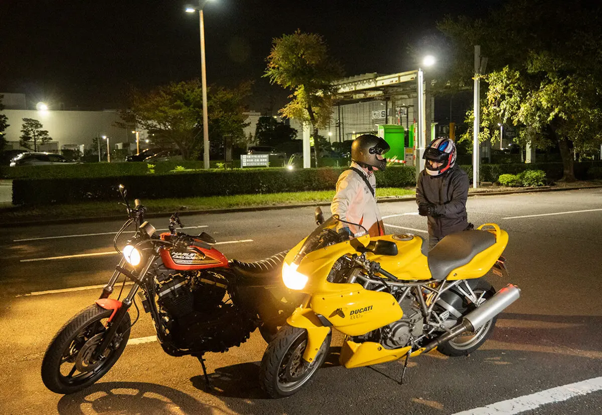 深夜の工場地帯まで夜走り！ツーリングを盛り上げてくれる最強インカム