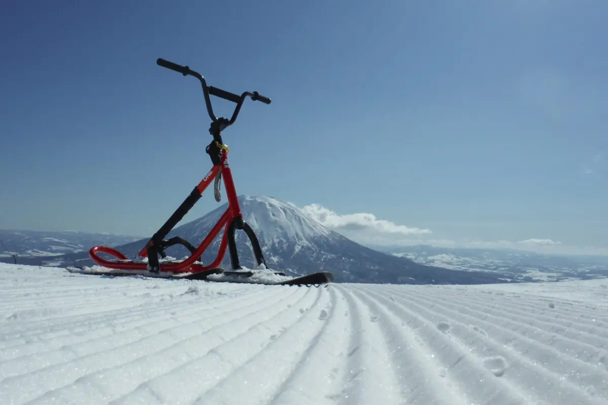スキーでもスノボでもない！ゲレンデのお目立ちアイテム「SNOWSCOOT