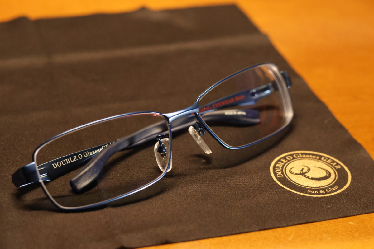 インプレッションで使用したダブルオーグラスギア製のバイク用メガネは、「ライディングアイウエア Ride」で、カラーはアクアブルー。