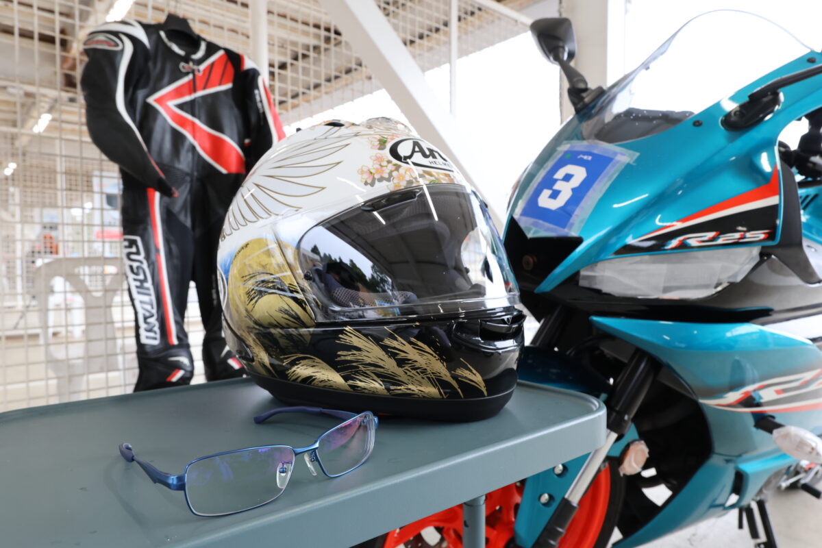 フルカウル系の前傾姿勢が強めなマシンほど「ライディングアイウエア Ride」による視界の広さの恩恵がよくわかる。