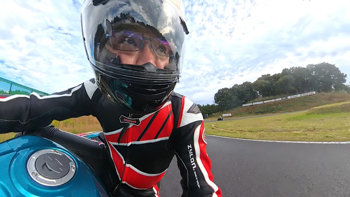 やはり違いが出るのはコーナリング。荷重コントロールのために頭を動かしながらも目線はコーナーの出口を見続けるため「ライディングアイウエア Ride」のクリアな視界の恩恵をものすごく感じる。いつものメガネにかけかえると明らかに切り返しなどで視界が狭くなるのがわかる。