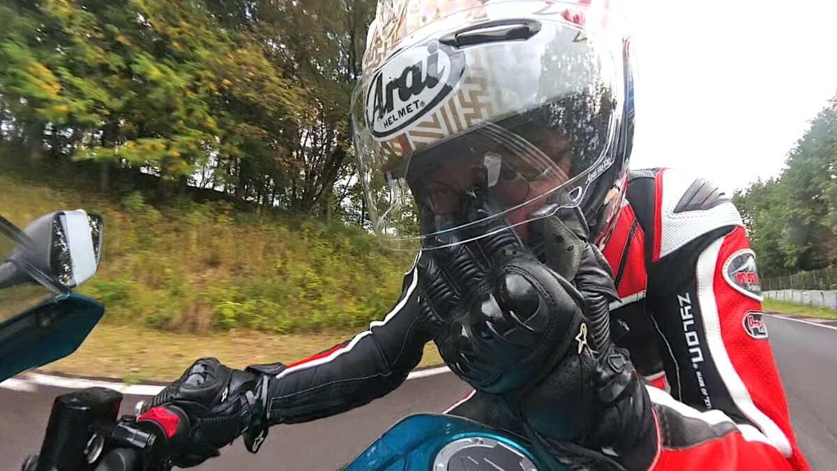 試しに普段のメガネでも走ってみたが、やはり微振動でずり落ちてくる。特に汗かきはじめるとズリ落ちが顕著でホームストレートはフラッグやラップタイムを確認する場所ではなく、メガネを押し上げることが最優先になってしまう(笑)。