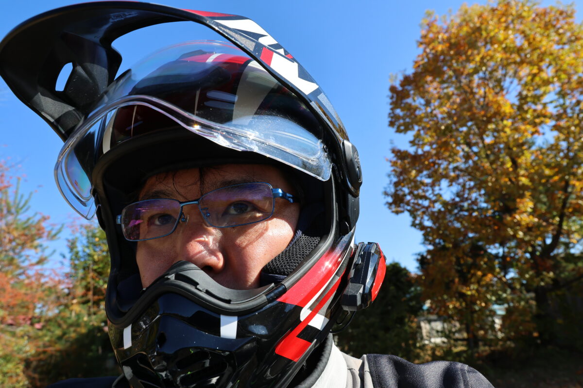 「ライディングアイウエア Ride」は上下はもちろん、普通のメガネとは比較にならないくらい曲線(R)が強いので横方向の視界もワイド。視界が広いことの利点は公道走行では大きなアドバンテージだ。