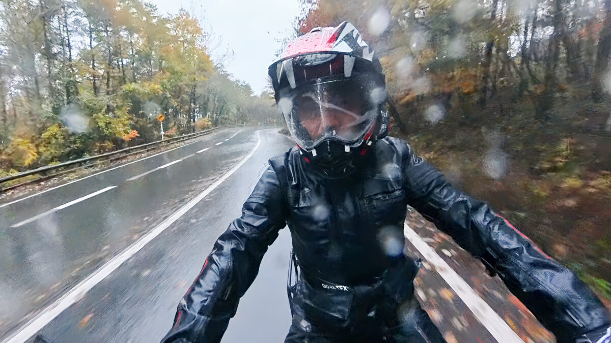 こんな土砂降りの中を1日走り続けても、メガネが曇らずシールドを閉じていられるのがスゴイ!