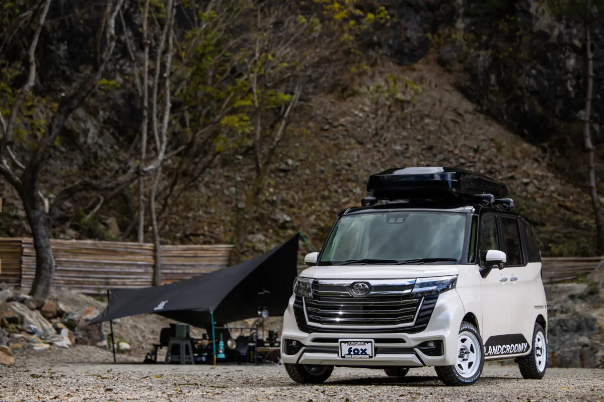 トヨタ ルーミー・カスタムを『ランクル300顔』に変身させるお手軽