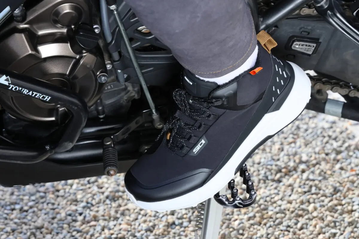 脱バイク乗り!? こだわり満載のバイクシューズなのに街中でも似合う