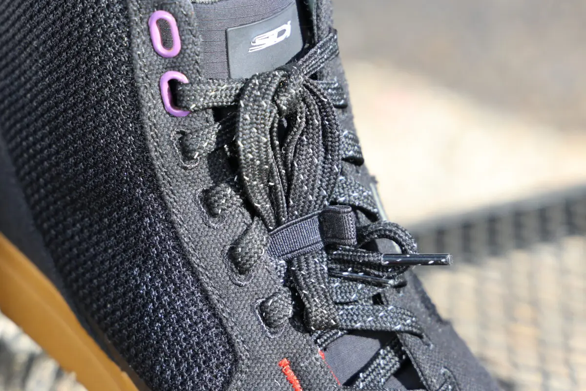 脱バイク乗り!? こだわり満載のバイクシューズなのに街中でも似合う