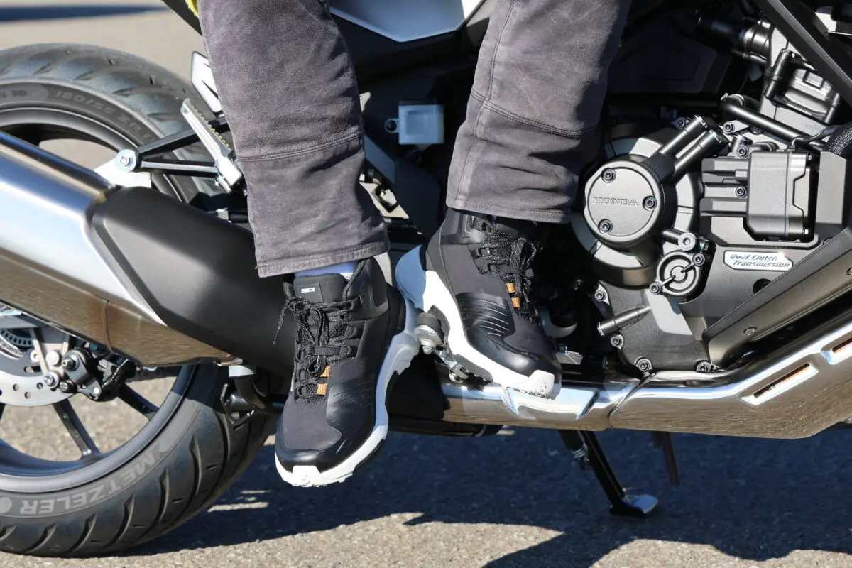脱バイク乗り!? こだわり満載のバイクシューズなのに街中でも似合う