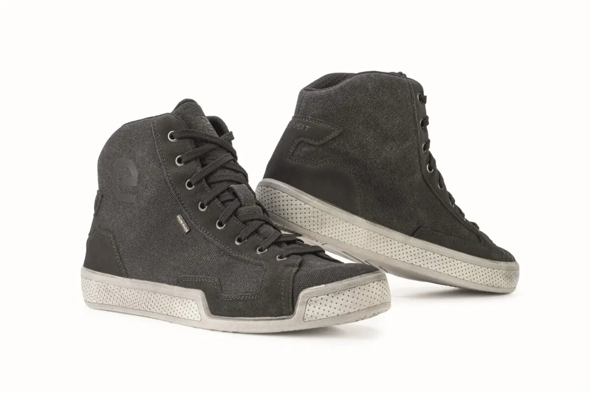 カジュアルさと防水性を両立。イタリア生まれのバイク用シューズ