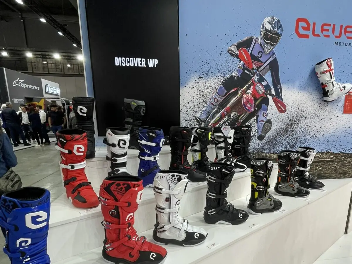 カジュアルさと防水性を両立。イタリア生まれのバイク用シューズ