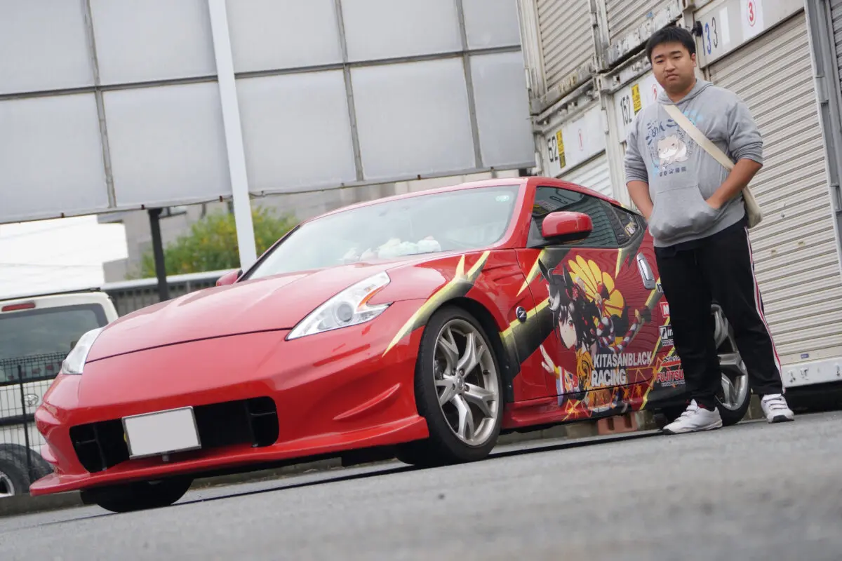 ウマ娘・キタサンブラック仕様のラッピングカスタム 日産 フェアレディ