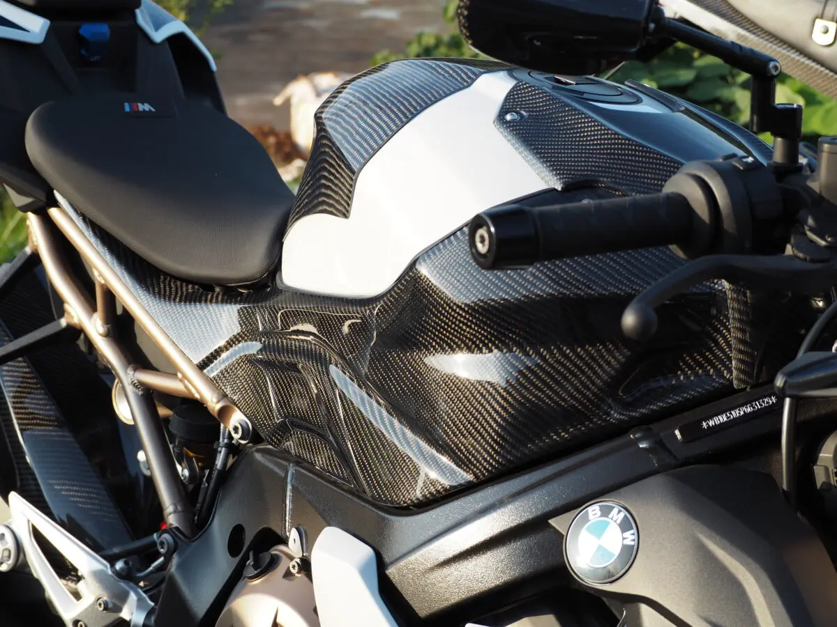 S1000Rのスタイルと性能UP！マジカルレーシングが専用パーツを