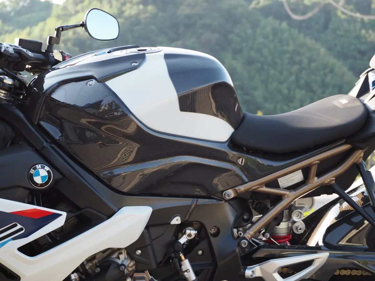 S1000Rのスタイルと性能UP！マジカルレーシングが専用パーツを多数発売