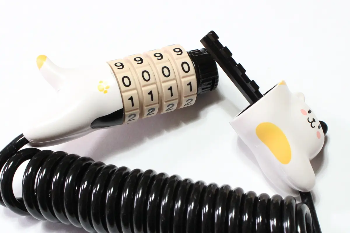 可愛いだけじゃない！多用途ワイヤー式ヘルメットロック「にゃんロック