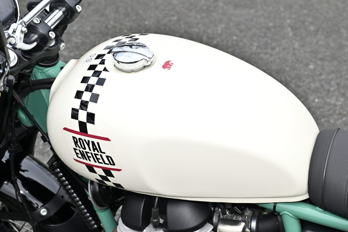 クラシカルなティアドロップ形状の燃料タンク容量は13.7ℓでハイオク仕様。トゥー・フォー・ナインカラーにはチェッカーパターンがあしらわれ、上面には“熊”のアイコン。