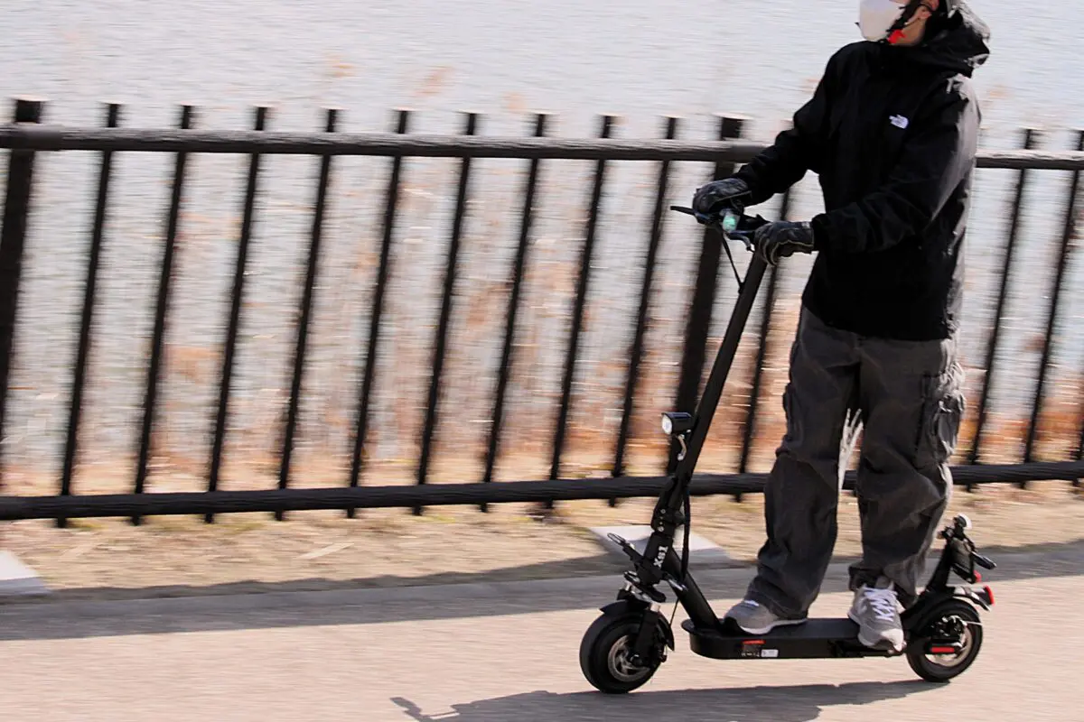 6万円台で買える免許不要の電動キックボード！ 万博で広がる新