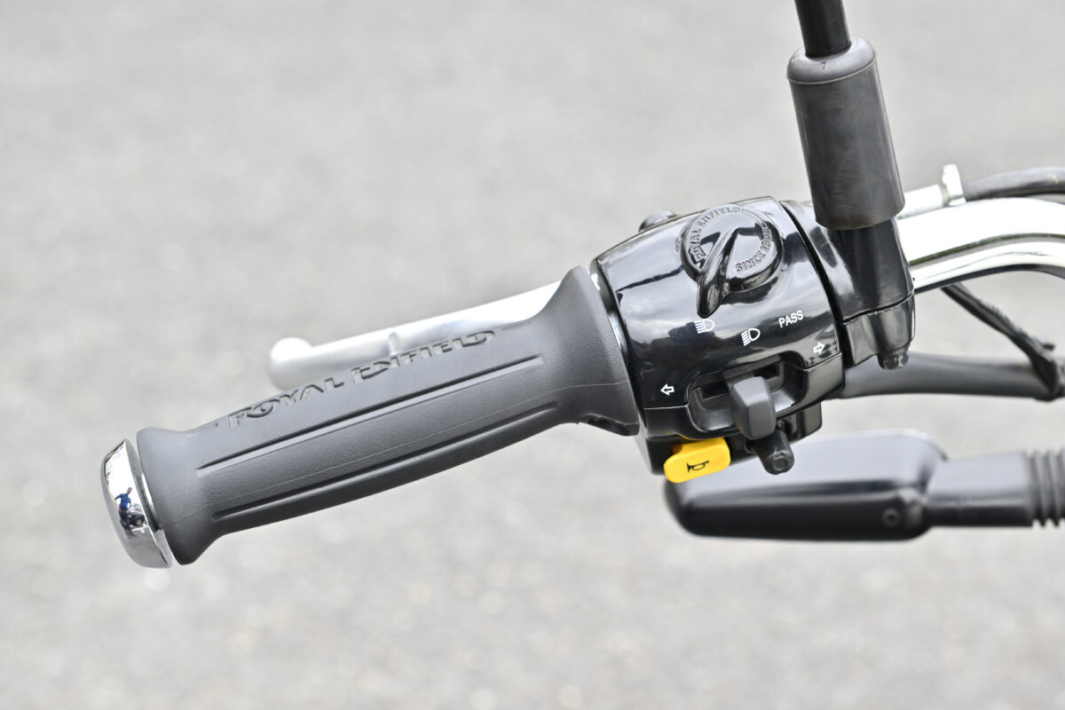 グリップはおしゃれな樽型形状。左スイッチボックスの下側にはジョイスティックを備え、各種設定を行う。