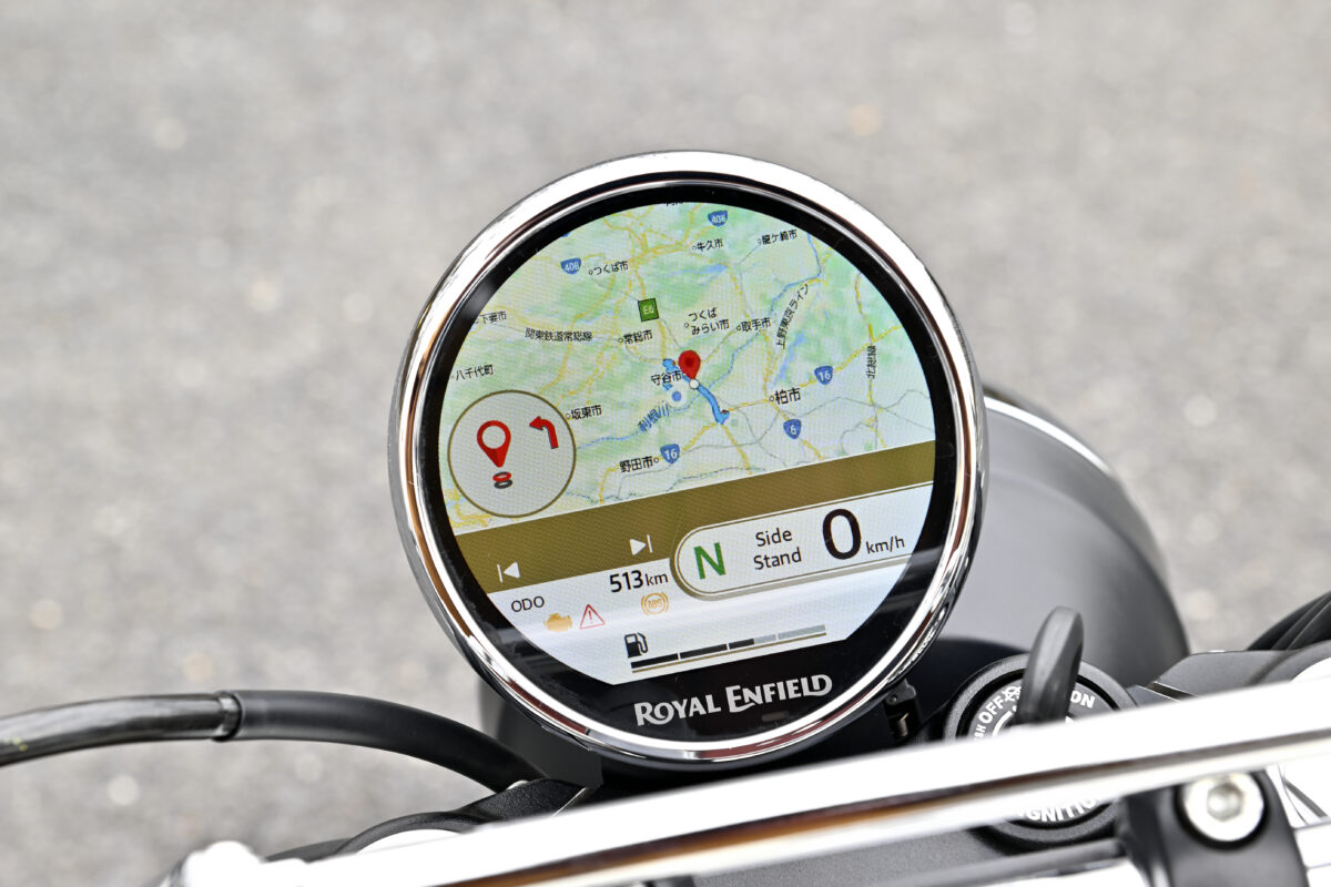 トリッパーダッシュを搭載し、専用アプリをダウンロードしたスマートフォンがあれば、Bluetooth通信でグーグルマップのナビ画面をメーターにミラーリング表示可能。