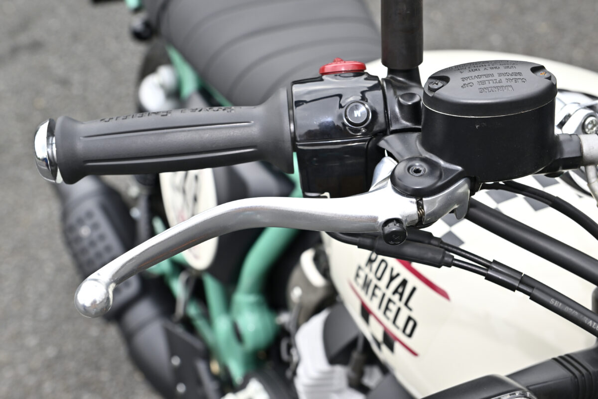 左右のレバーにはレバーの握り幅の調整機構付き。手の小さいライダーにはとても嬉しい機構だ。