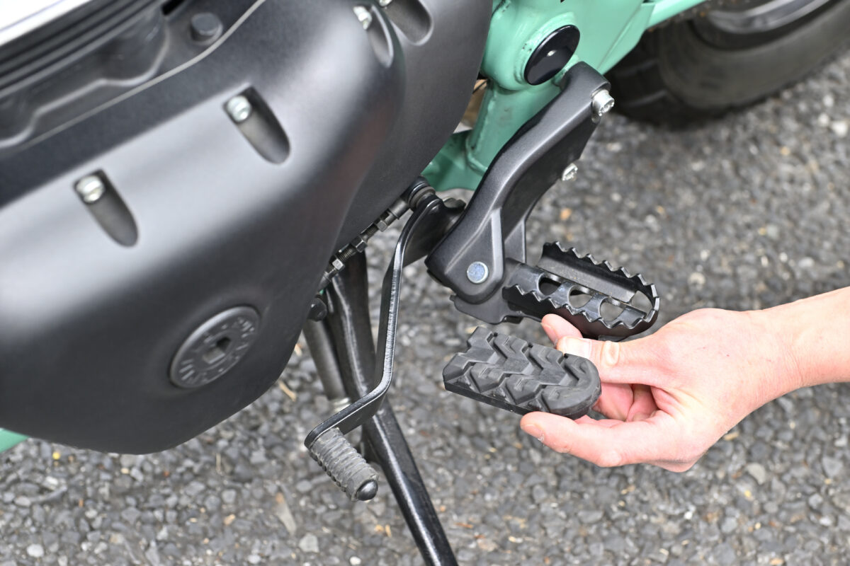 ステップのラバーパッドはダート走行に備え、工具なしで簡単に取り外せるようになっている。ラバーパッドを取り外すと、ステップのギザギザのおかげでよりステップの上で踏ん張りやすくなる。