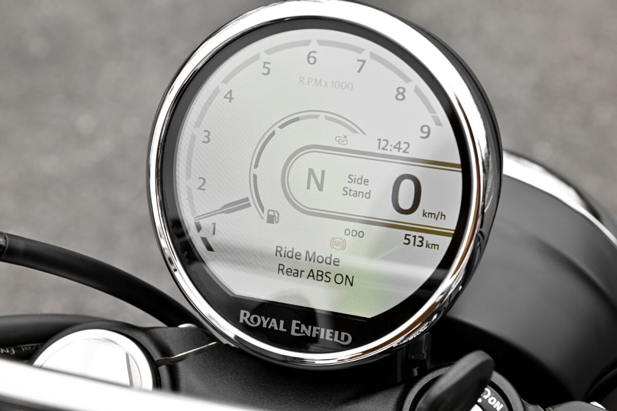 ABSはダートセクション走行時にブレーキターンなどが行えるよう、リヤの制御がカットできるようになっている。