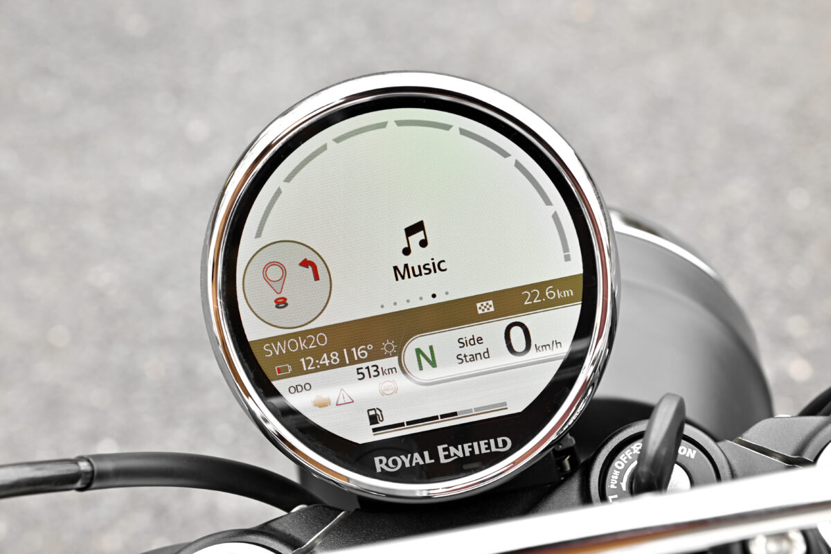 Bluetooth接続したスマートフォンの受信通話や音楽再生のコントロールも可能。またナビゲーションに関しては、ターンバイターンのみの表示も可能だ。