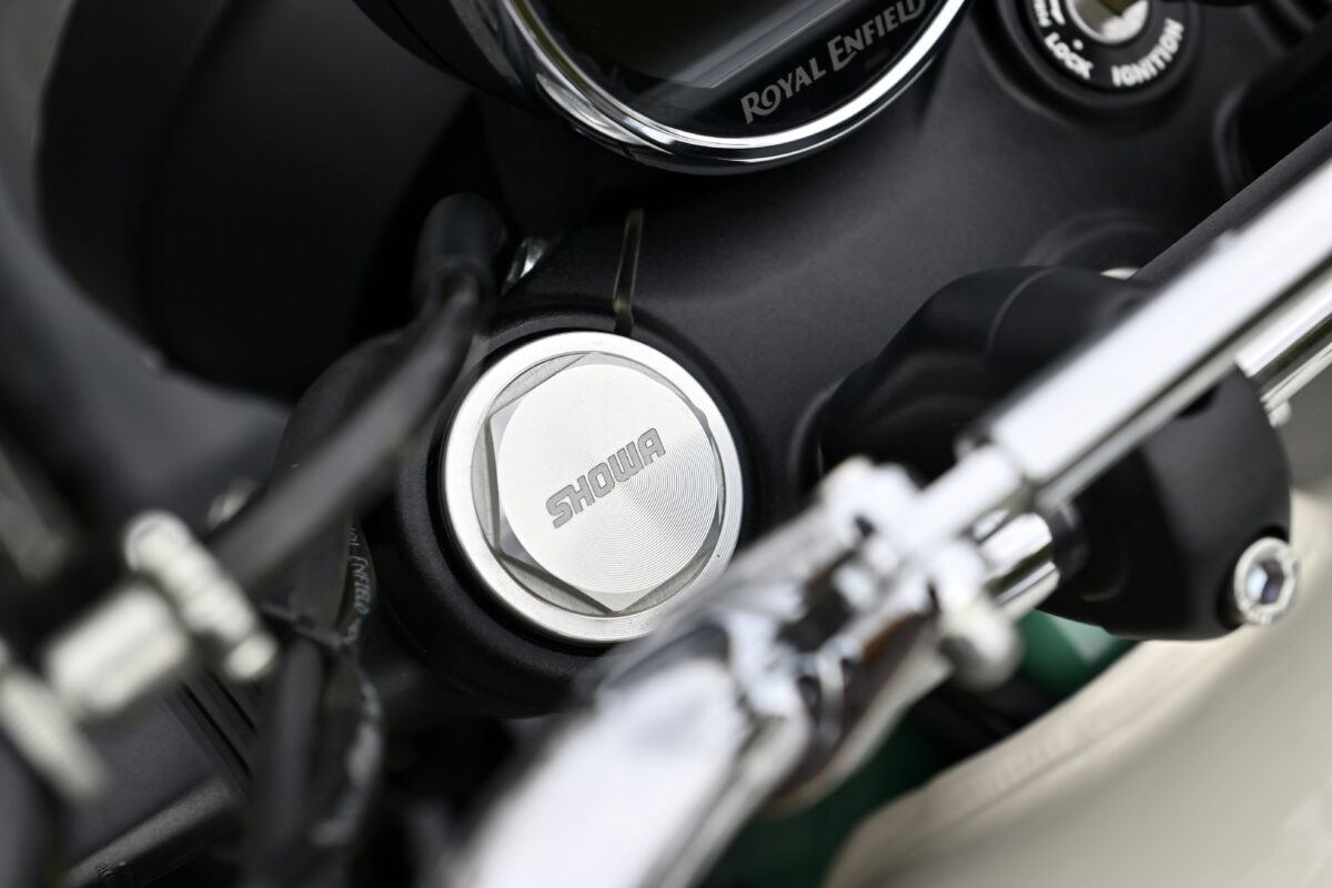 倒立フォークはショーワ製で動きの良いビックピストンを採用。ストロークは130㎜と少なく動きもどちらかといえばロード向きのセッティングに感じたのだが、ダートに持ち込んでみると意外に路面を掴んでくれる。ロードバイクでダートを走る時に感じる“今にも滑り出しそうな不安感”が少ないのが不思議。