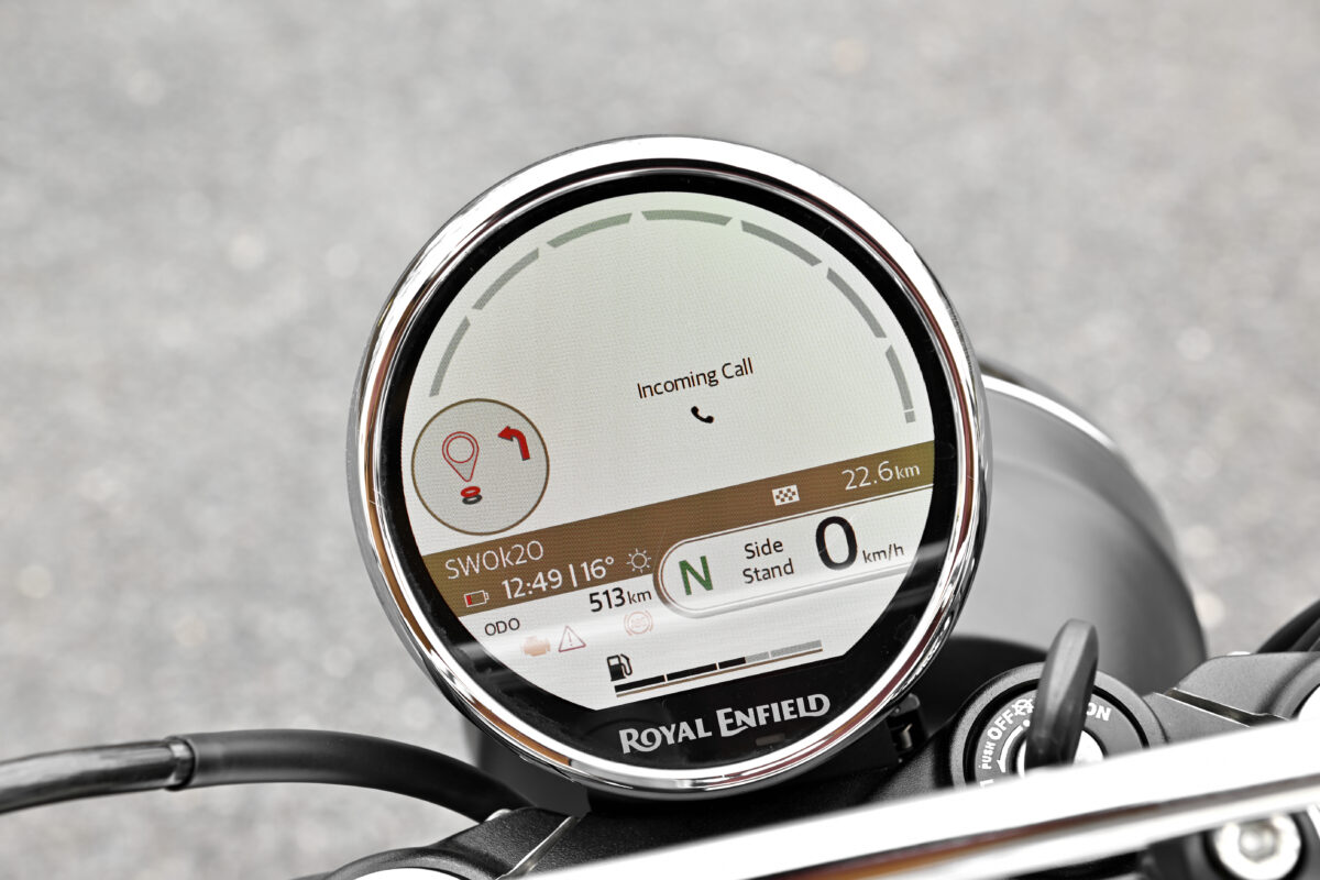 Bluetooth接続したスマートフォンの受信通話や音楽再生のコントロールも可能。またナビゲーションに関しては、ターンバイターンのみの表示も可能だ。