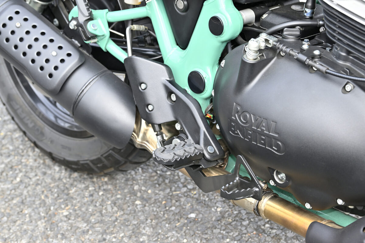 エンジンは6速仕様。空冷エンジンだが高速巡航走行にも不足は感じない。フットペグはオフロード走行を想定したギザギザ仕様だが、快適性のためのラバーパッドを標準装備。