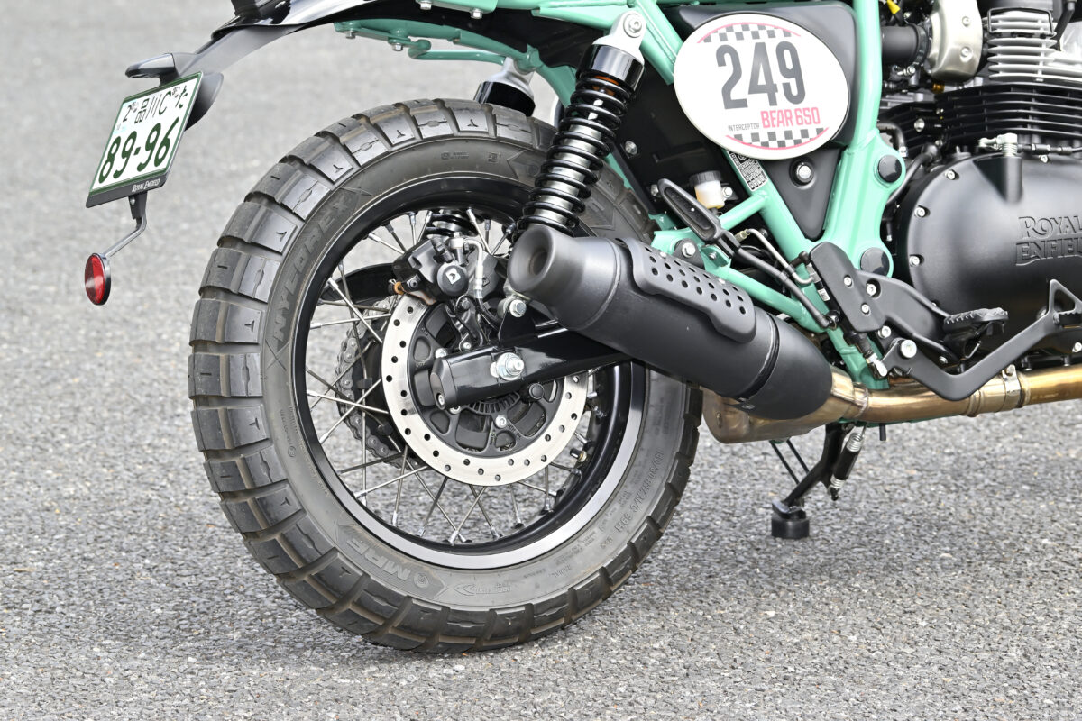 エキゾーストパイプの取り回しは、より最低地上高が稼げるサイド回しではなく、エンジン下回しだが、INT650やコンチネンタルGTに比べるとエキゾーストパイプを車体側へしっかり追い込んでおり、最低地上高は184㎜を確保。