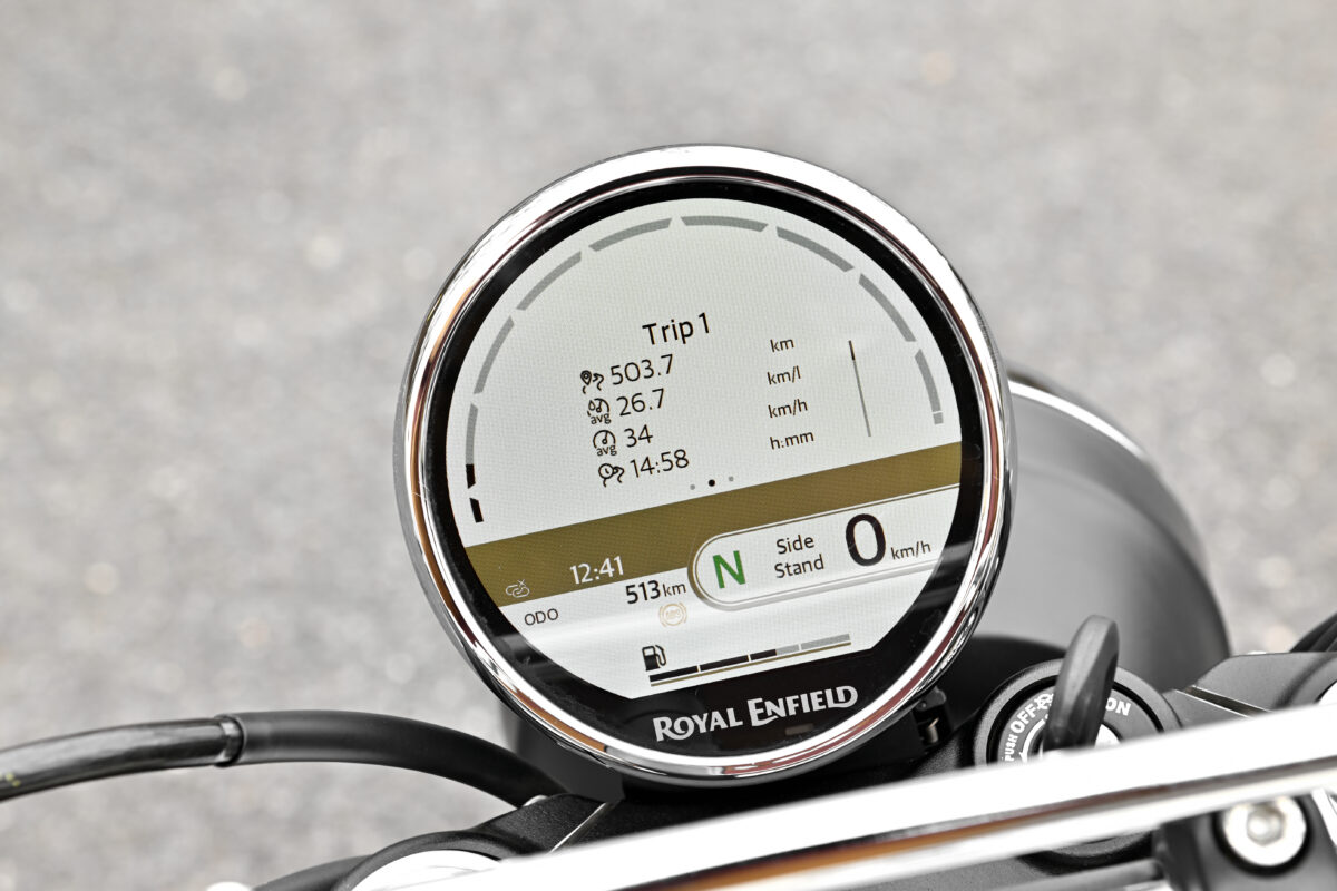 4インチ丸型TFTディスプレイはフルデジタルで、メーター表示を2種類から選択可能。