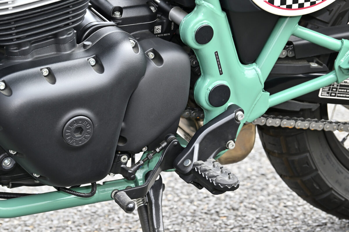 エンジンは6速仕様。空冷エンジンだが高速巡航走行にも不足は感じない。フットペグはオフロード走行を想定したギザギザ仕様だが、快適性のためのラバーパッドを標準装備。