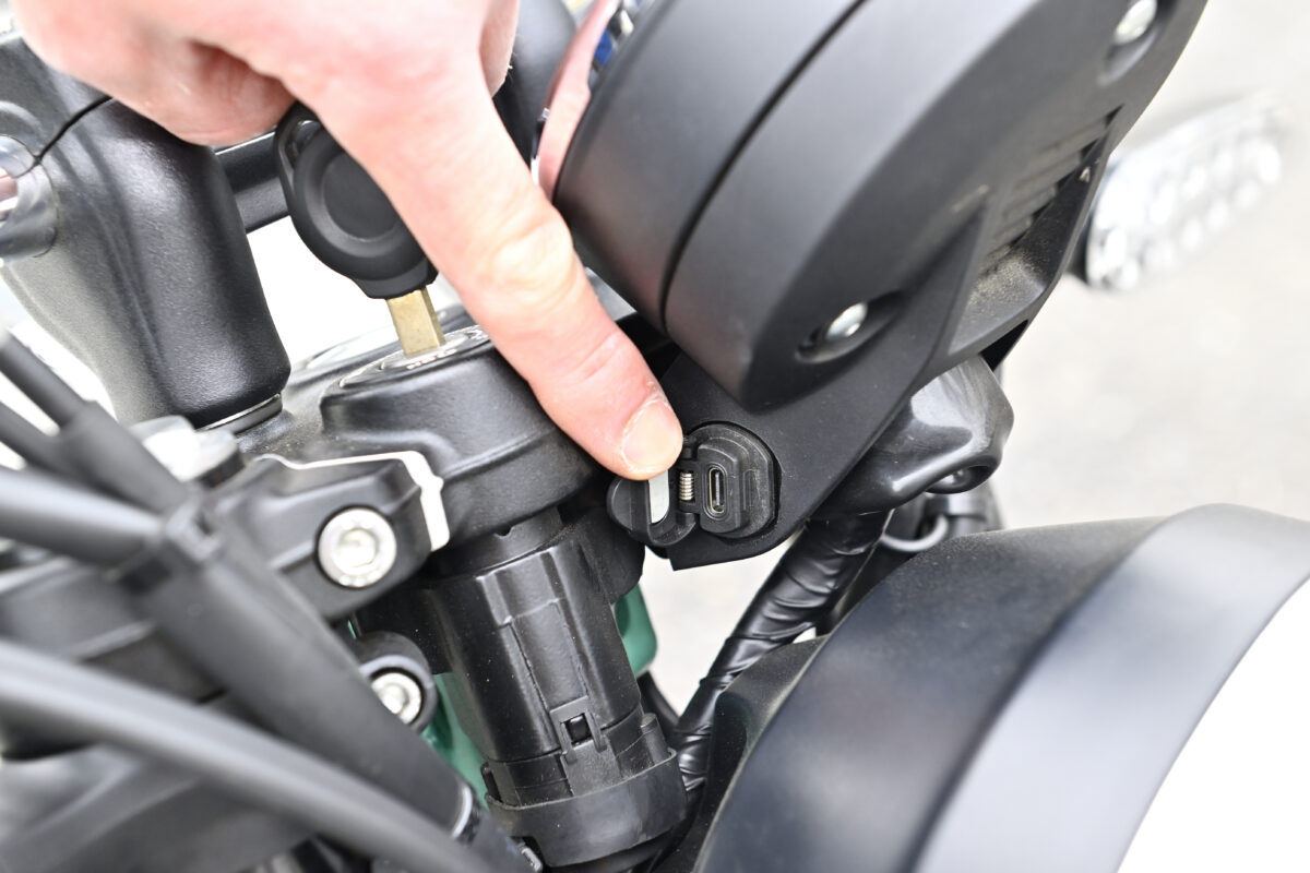 メーター脇には定格出力5V2AのUSB type-Cの充電ソケット。ハンドルにホルダーを装備すれば走行中のスマートフォンの充電も可能だ。