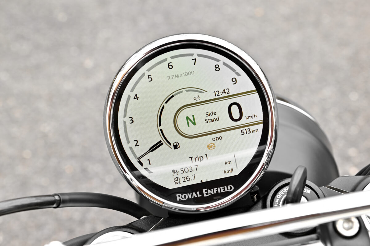 4インチ丸型TFTディスプレイはフルデジタルで、メーター表示を2種類から選択可能。