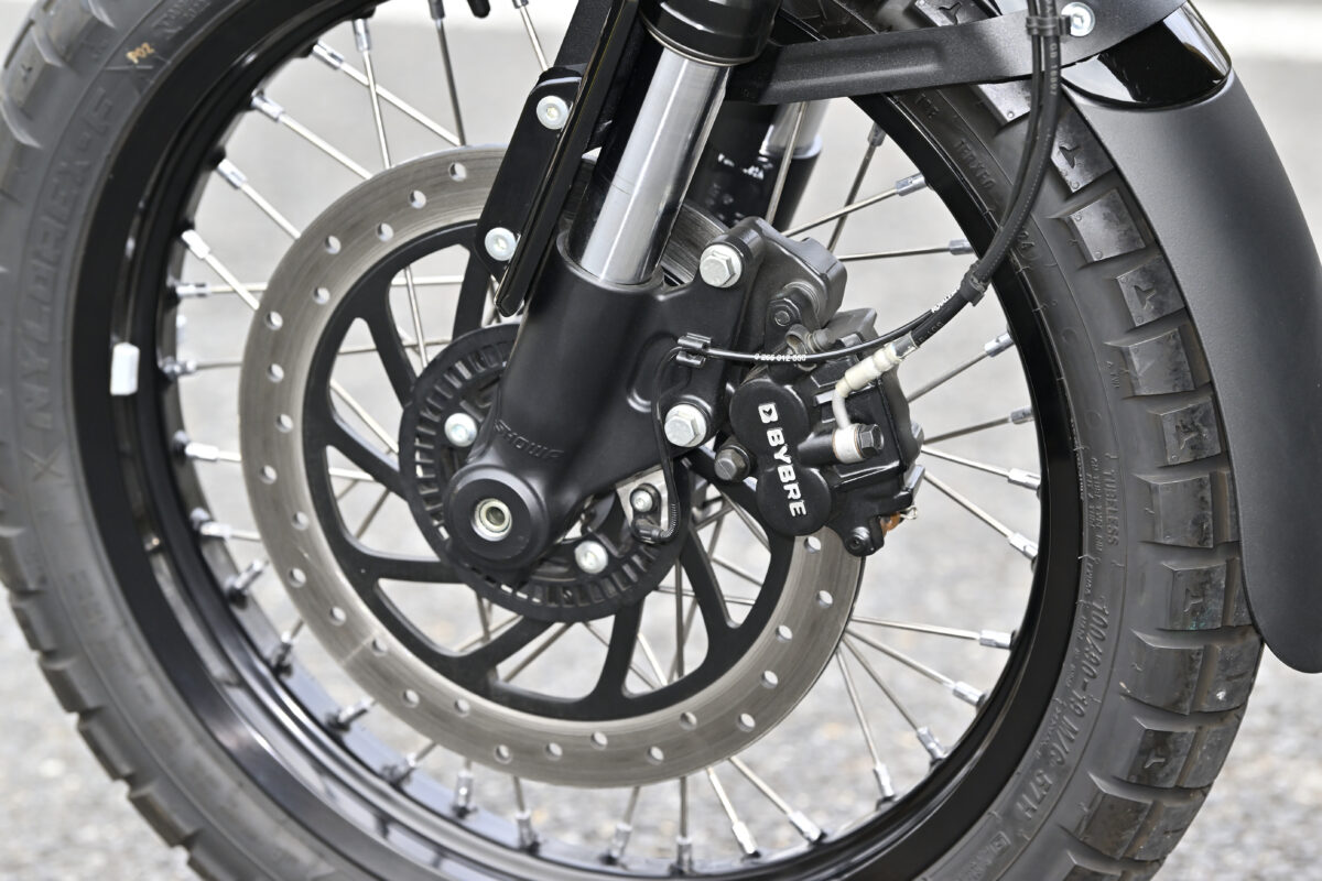 フロントブレーキはφ320mmディスクとバイブレ製片押し2ポット。ABSはリヤのキャンセル機構も搭載。