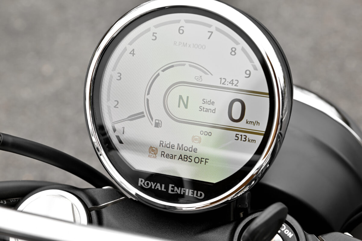 ABSはダートセクション走行時にブレーキターンなどが行えるよう、リヤの制御がカットできるようになっている。